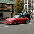 Los policías dan el alto al coche descapotable en Plaza España.-@PoliciaVLLTwitter