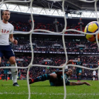 Harry Kane marca el segundo gol ante el Southampton, con el que superaba el récord del Messi.-AFP / ADRIAN DENNIS