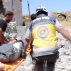 Cascos Blancos trasladan a un herido en los bombardeos de la ciudad siria de Sfuhen.-REUTERS