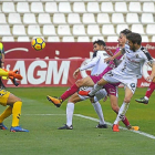 Calero intenta rematar ante la salida del portero del Albacete, Tomeu, en el partido disputado ayer en el Carlos Belmonte.-PHOTO-DEPORTE