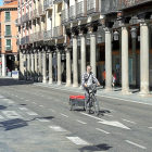 Un ciclista circula solo por Fuente Dorada en el ‘Día sin Coche’ por el cierre del centro al tráfico.-ROBERTO FERNÁNDEZ / PHOTOGENIC