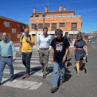 Puente, Vélez y vecinos de La Overuela, ayer en la visita al barrio.-EL MUNDO