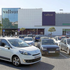 Exterior y aparcamiento del centro comercial Vallsur, cuya amplicación sigue sin resolverse.-J. M. LOSTAU