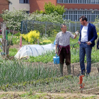 El alcalde de Valladolid, Óscar Puente, junto a la concejala de Asuntos Sociales, Rafi Romero, y un agricultor.-PABLO REQUEJO
