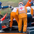 El piloto francés de Marussia-Ferrari pierde el control de su monoplaza y golpea la grúa que retiraba el coche de Adrian Sutil.-