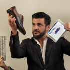 Richard Dighero posa con una muestra de zapatos en las instalaciones de su empresa en Salamanca.-ENRIQUE CARRASCAL