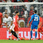 El delantero portugués del Sevilla André Silvacelebra tras marcar el segundo gol ante el Real Madrid.-EFE