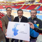 El presidente Mario Arranz junto al directivo Enrique López y el capitán Feranndo Hernández.-M. Á. Santos