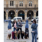 Un grupo de jóvenes turistas se fotografía de manera original en la Plaza Mayor de Salamanca-Ical
