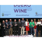 Foto de familia de los representantes del sector vitivinícola castellano leonés que ayer fueron homenajeados dentro del congreso, con el presidente de la Junta y la consejera de Agricultura.-RAÚL OCHOA
