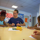 Voluntario de la Asociación Espiral con las niñas en un taller.-EL MUNDO
