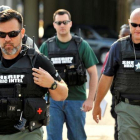 Agentes de policía llegan a la escena de un tiroteo en Orlando (Florida, EEUU).-REUETERS / STEVE NESIUS