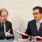 El presidente de la Junta de Castilla y León, Juan Vicente Herrera, y el vicepresidente de la Fundación Amancio Ortega Gaona, José Arnau, durante la firma del convenio de colaboración en Sanidad.-ICAL