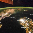 Imagen nocturna tomada por un satélite en que se ve China y Corea del Sur, pero no Corea del Norte pues apenas hay luz eléctrica.-Foto: NASA