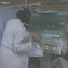 Una enfermera saca a un niño de la incubadora en Alepo.-