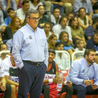 PacoGarcía, en primer plano, observa atento el juego durante el partido contra León.-MIGUEL ÁNGEL SANTOS