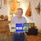 Ramón Gutiérrez, con tres de sus libros en el museo local de Prioro, que recoge documentos, objetos y fotografías de los pastores trashumantes del municipio leonés.-ARGICOMUNICACIÓN