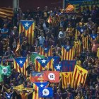 Banderas independentistas en la grada de Montilivi en el Girona-Barça.-JORDI COTRINA