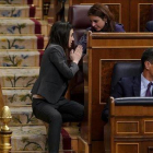 Irene Montero y Adriana Lastra conversan en presencia de Pedro Sánchez, el pasado 12 de febrero en el Congreso de los Diputados.-JOSÉ LUIS ROCA