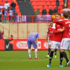Óscar Plano, abatido mientras jugadores del Nàstic se felicitan por su gol.-PHOTO-DEPORTE