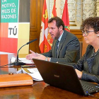 El alcalde de Valladolid, Óscar Puente, y la concejala de Servicios Sociales, Rafaela Romero.-EL MUNDO