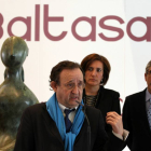 La presidenta de las Cortes, María Josefa García Cirac, y el comisario de la exposición, Francisco Somoza, inauguran la exposición de Baltasar Lobo-Ical