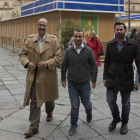 El portavoz de Ciudadanos en las Cortes de Castilla y León, Luis Fuentes (I), junto al candidato de la formación al Congreso de los Diputados por la provincia salmantina (C), Pablo Yáñez y el concejal salmantino Alejandro González, visitan la Feria del Li-ICAL