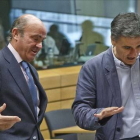 Guindos (izquierda) conversa con el nuevo ministro griego de Finanzas, Euclid Tsakalotos, este martes en Bruselas.-Foto: AP / MICHEL EULER