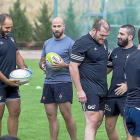 Los jugadores, con el oval en las manos, durante la primera sesión.-PABLO REQUEJO