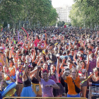 El complemento indispensable para participar en el desfile de peñas fue el color. Tutús, flotadores e, incluso, pijamas a pesar del calor fueron las vestimentas preferidas para lanzarse a la calle y dar comienzo a las fiestas.-R.GRÁFICO: M. Á. SANTOS