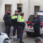 Los Mossos han llevado al detenido a casa de su tío, en Anglès, para un nuevo registro.-JORDI RIBOT (ICONNA)