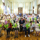 Óscar Puente y Rafaela Romero con las personas de más de 100 años de edad en el Ayuntamiento de Valladolid. E.M.