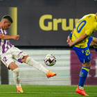 Olaza golpea el balón  ante la oposición de un jugador del Cádiz en un partido de la pasada campaña. / IÑAKISOLA / RVCF