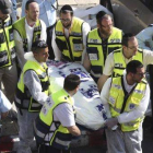 Personal sanitario retira el cadáver de una de las víctimas del atentado, este martes en Jerusalén.-Foto: EFE / ABIR SULTAN