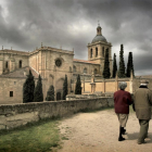 Una pareja pasea por la muralla junto a la Catedral de Ciudad Rodrigo (Salamanca).-ICAL
