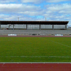 Vista panorámica de la grada principal del estadio Municipal de Medina del Campo.-GIMNÁSTICA MEDINENSE