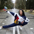 Alba Caride posa con Izzy, la mascota de Atlanta´96 en el Campo Grande de Valladolid, vestida con el chándal que usó en la cita olímpica. | J. M. LOSTAU