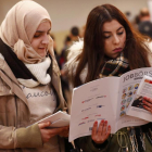 Dos mujeres visitan la segunda feria del trabajo para los inmigrantes y los refugiados celebrada en Berlín en el 2015.-REUTERS / FABRIZIO BENSCH
