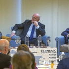 Óscar Puente, Jesús Julio Carnero y Pablo Fernández, en un momento del Club de Prensa de EL MUNDO.-J.M. LOSTAU