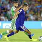 Kiko Olivas se lleva el balón ante la presencia de Fekir en el partido contra el Betis.-PHOTO-DEPORTE