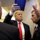 Donald Trump, con un libro de sus seguidores, en Jupiter, Florida.-LYNNE SLADKY / AP