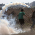 Palestinos se enfrentan a la Policía por las medidas de seguridad aplicadas en la mezquina Al Aqsa.-MOHAMMED SABER (EFE)