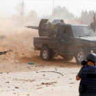 Combatientes en medio de los ataques en Trípoli.-AFP