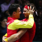 Nadal y Bautista se funden en un abrazo tras conquistar la Copa Davis.-REUTERS