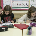 Estudiantes de la Escola del Mar de Barcelona hacen los deberes en el colegio.-JOAN CORTADELLAS