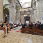 El cardenal arzobispo Ricardo Blázquez y los asistentes a la misa funeral en memoria de las víctimas del Covid, ayer en la Catedral de Valladolid. PHOTOGENIC/PABLO REQUEJO