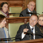 Alfredo Blanco interviene en el pleno flanqueado por Cristina Vidal, izquierda, y Rosa Hernández-J. M.LOSTAU