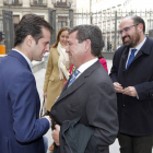 El secretario regional del PSOE, Luis Tudanca, saluda al presidente de la Diputación de Burgos, Cesar Rico, durante la sesión en el Congreso de los Diputados, del Condado de Treviño-Ical