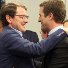 Alfonso Fernández Mañueco saluda a Pablo Casado.-ICAL