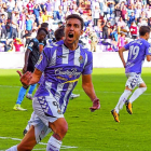 Mata pide el apoyo de los aficionados tras marcar de penalti el definitivo 2-2 en el minuto 89, ayer en Zorrilla.-MIGUEL ÁNGEL SANTOS